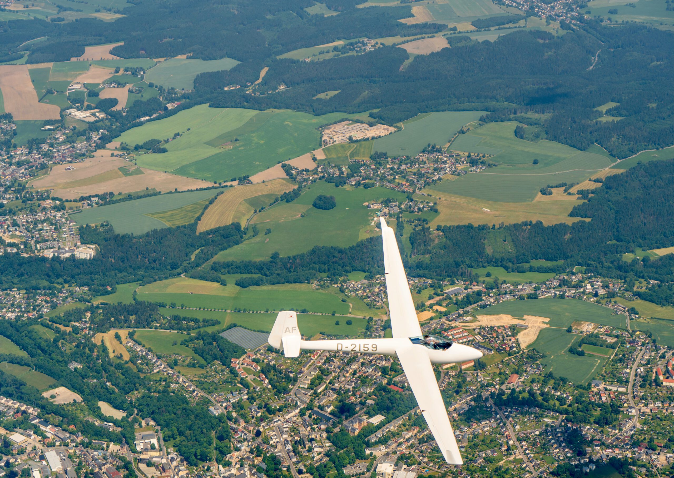 Foto van een klein zweefvliegtuig boven Duitsland, symbolisch voor een navigerend adviesgesprek rondom Duitse copywriting, Duitse SEO en online adverteren in Duitsland.