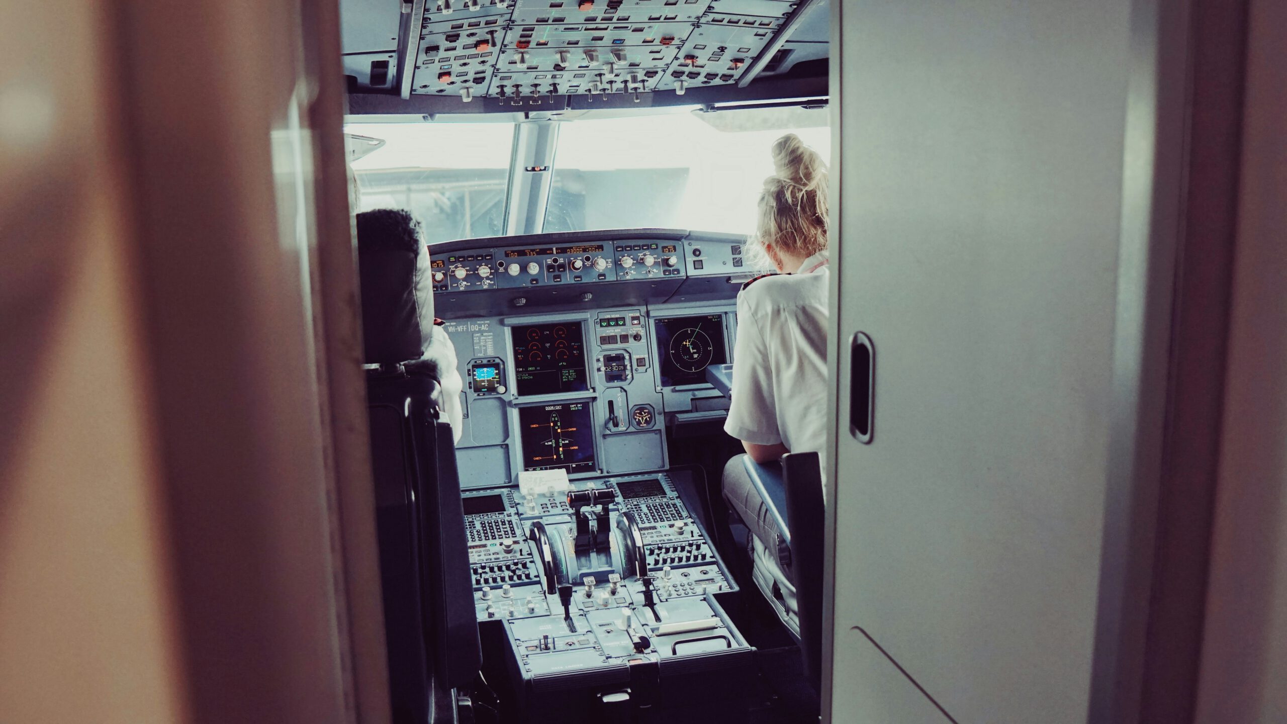 Foto van een copiloot in de cockpit, symbolisch voor het copiloot-traject van Dachpilot met Duitse copywriting, Duitse SEO en online adverteren in Duitsland